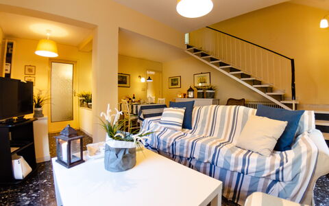 Angelina: Habitación, Propiedad, Mueble, Edificio, Diseño De Interiores, Sala, Bienes Raíces, Casa, Casa, Suite