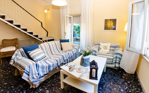 Angelina: Habitación, Mueble, Propiedad, Sala, Diseño De Interiores, Azul, Amarillo, Edificio, Habitación, Bienes Raíces