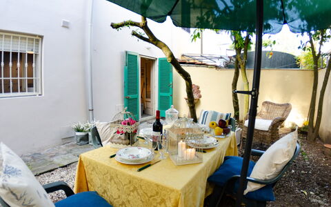 Angelina: Propiedad, Habitación, Turquesa, Mueble, Casa, Mesa, Bienes Raíces, Patio, Edificio, Patio Interior