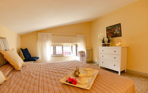 Angelina: Habitación, Propiedad, Mueble, Diseño De Interiores, Suelo, Sala, Amarillo, Edificio, Techo, Casa