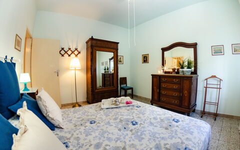 Angelina: Habitación, Habitación, Mueble, Propiedad, Cama, Diseño De Interiores, Sábana, Edificio, Suelo, Techo