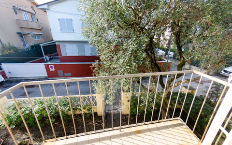 Angelina: Propiedad, Pretil, Bienes Raíces, Casa, Edificio, Casa, Barrio Residencial, Balcón, Árbol, Habitación