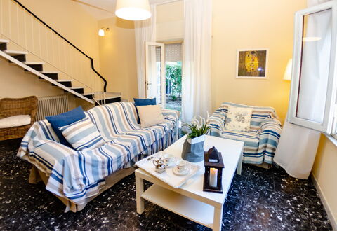 Angelina: Habitación, Mueble, Propiedad, Sala, Diseño De Interiores, Azul, Amarillo, Edificio, Habitación, Bienes Raíces