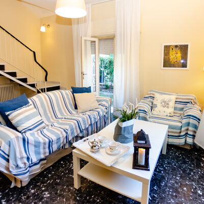 Angelina: Habitación, Mueble, Propiedad, Sala, Diseño De Interiores, Azul, Amarillo, Edificio, Habitación, Bienes Raíces