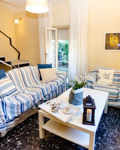 Angelina: Habitación, Mueble, Propiedad, Sala, Diseño De Interiores, Azul, Amarillo, Edificio, Habitación, Bienes Raíces