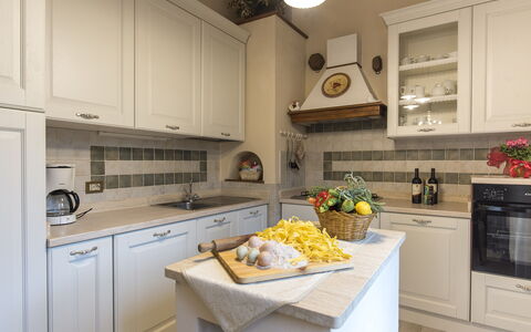 Villa Manuela: Gabinetes, Mostrador, Propiedad, Comida, Aparato De Cocina, Edificio, Cocina, Estufa De Cocina, Diseño De Interiores, Electrodoméstico