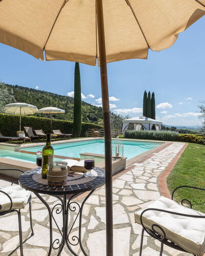 Villa Manuela: Propiedad, Bienes Raíces, Patio, Paraguas, Mesa, Edificio, Sombra, Casa, Mesa Al Aire Libre, Mueble