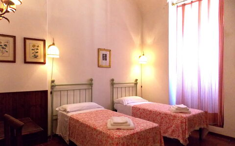 Villa Sandra: Habitación, Cama, Habitación, Mueble, Propiedad, Edificio, Diseño De Interiores, Marco De La Cama, Sábana, Pared