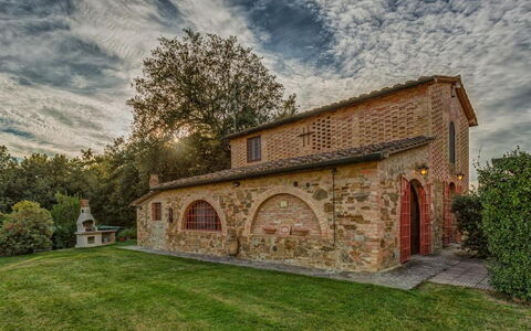 La Rimessa: Propiedad, Edificio, Casa, Casa, Inmuebles, Bienes Raíces, Cielo, Arquitectura, Hierba, Árbol