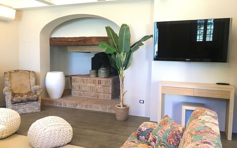 La Rimessa: Habitación, Sala, Propiedad, Diseño De Interiores, Mueble, Suelo, Edificio, Bienes Raíces, Mesa, Casa