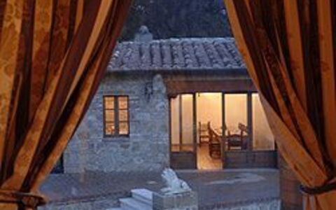 Villa Fontanelle: Diseño De Interiores, Madera, Propiedad, Textil, Habitación, Tratamiento De La Ventana, Diseño De Interiores, Suelo, Casa