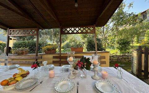 Podere Di Mero Casolare: Mueble, Mesa, Manteles, Silla, Diseño De Interiores, Cocina Y Comedor Mesa, Linos, Utensilios Para Servir, Restaurante, Comedor