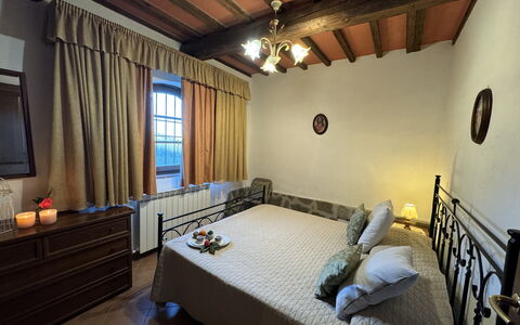 Podere Di Mero Casolare: Mueble, Cama, Habitación, Suelo, Piso, Madera, Sábana, Lecho, Techo, Diseño De Interiores