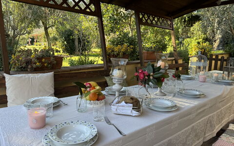 Podere Di Mero Casolare: Mueble, Vajilla, Manteles, Mesa, Utensilios Para Servir, Linos, Vajilla, Comida, Silla, Plato