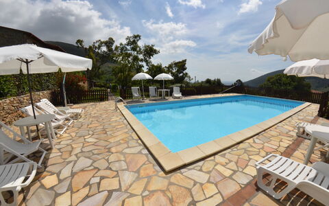 Podere Di Mero Casolare: Agua, Cielo, Nube, Propiedad, Piscina, Planta, Azur, Árbol, Mueble Para Exteriores, Sombra