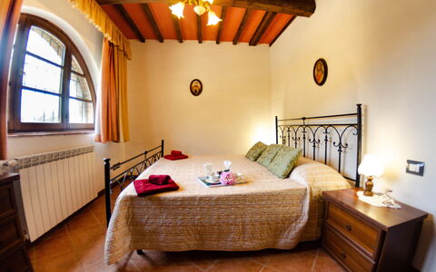 Podere Di Mero Casolare: Mueble, Propiedad, Ventana, Edificio, Comodidad, Madera, Diseño De Interiores, Encendiendo, Suelo