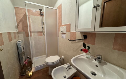 Podere Di Mero Casolare: Piso, Suelo, Diseño De Interiores, Arreglo De Tubería, Habitación, Lavabo, Plomería, Grifo, Baño, Baño