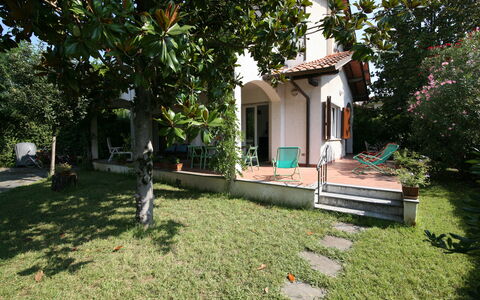 Villa Del Forte: Propiedad, Casa, Casa, Edificio, Bienes Raíces, Arquitectura, Yarda, Árbol, Cabaña, Villa