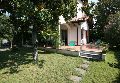 Villa Del Forte: Propiedad, Casa, Casa, Edificio, Bienes Raíces, Arquitectura, Yarda, Árbol, Cabaña, Villa