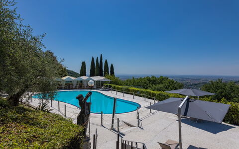 Villa Alfresco: Piscina, Mueble Para Exteriores, Hill Station, Recurso, Mesa Al Aire Libre, Eco Hotel, Ciudad De Vacaciones, Paraguas, Sunlounger