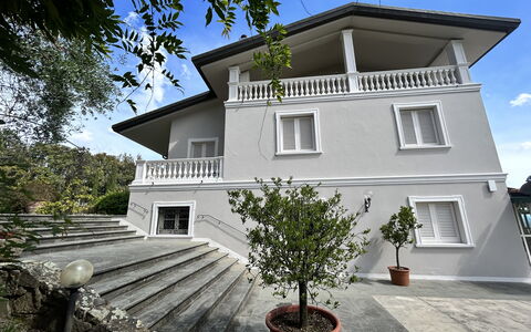 Villa Alfresco: Barrio Residencial, Casa, Casa, Techo, Cabaña, Inmuebles, Vía Muerta, Porche, Balcón, Sombra