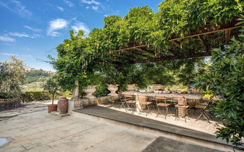 Villa Alfresco: Jardín, Sombra, Maceta, Losa, Estructura Al Aire Libre, Planta De Casa