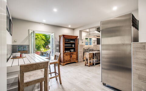 Villa Alfresco: Mueble, Piso, Diseño De Interiores, Suelo, Madera, Suelos De Madera, Techo, Cocina, Electrodoméstico, Mostrador