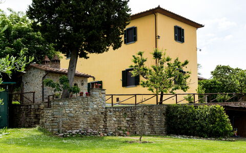 Casale Vacanze Il Granaio: Propiedad, Casa, Verde, Pared, Edificio, Arquitectura, Árbol, Área Rural, Cielo, Hierba