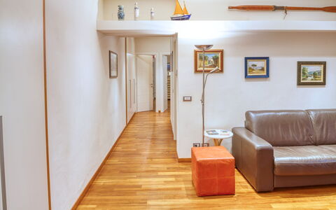 Dai Fiorentini - Apartment In Levanto: Habitación, Suelo, Propiedad, Mueble, Suelos De Madera, Edificio, Casa, Diseño De Interiores, Sala, Madera Dura
