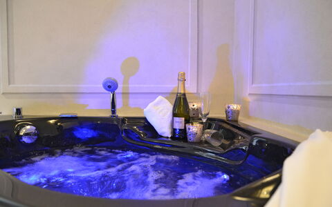Appartamento Tommasi Fierli: Jacuzzi, Azul, Habitación, Propiedad, Grifo, Bañera, Agua, Arreglo De Tubería, Baño, Lavabo