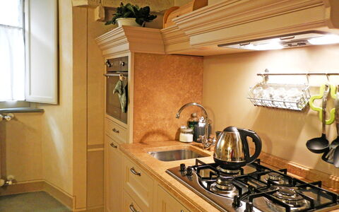 Appartamento Tommasi Fierli: Mostrador, Habitación, Lavabo, Cocina, Gabinetes, Propiedad, Mueble, Estufa De Cocina, Diseño De Interiores, Edificio