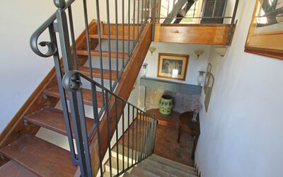 B&b Castello Di Tresana: Escalera, Pretil, Hierro, Balaustre, Propiedad, Madera Dura, Habitación, Madera, Suelo, Metal