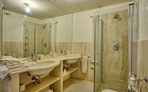 Palazzo Del Capitano: Baño, Habitación, Propiedad, Arreglo De Tubería, Diseño De Interiores, Pared, Accesorio De Baño, Edificio, Bienes Raíces, Casa