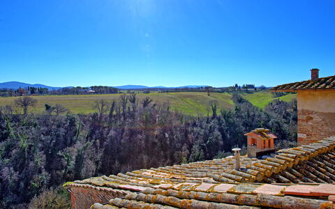 Palazzo Del Capitano: Cielo, Pared, Área Rural, Techo, Árbol, Paisaje, Madera, Nube, Edificio, Casa