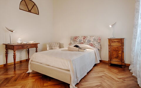 Tenuta Cambiano: Habitación, Mueble, Cama, Habitación, Suelo, Propiedad, Suelos De Madera, Diseño De Interiores, Marco De La Cama, Pared