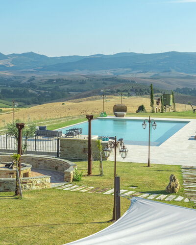 Villa Massimiliano: Cielo, Montaña, Agua, Nube, Sombra, El Terreno Del Lote, Hierba, Piscina, Paisaje Natural, Planta