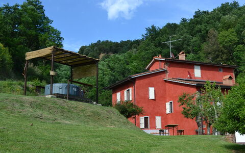 Agriturismo Il Giaggiolo without Pool: Casa, Propiedad, Casa, Paisaje Natural, El Terreno Del Lote, Edificio, Bienes Raíces, Área Rural, Cabaña, Hierba