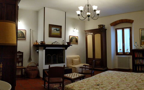 Agriturismo Il Giaggiolo without Pool: Habitación, Mueble, Diseño De Interiores, Propiedad, Edificio, Techo, Encendiendo, Lámpara, Sala, Pared