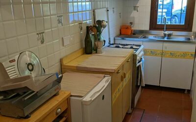 Gottino: Habitación, Mostrador, Propiedad, Cocina, Gabinetes, Mueble, Suelo, Loseta, Electrodoméstico, Edificio