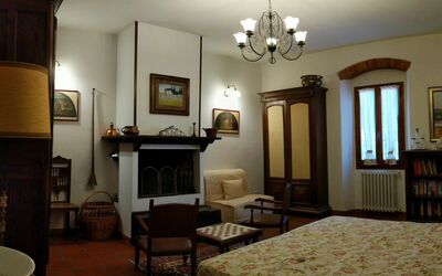 Giglio: Habitación, Mueble, Diseño De Interiores, Propiedad, Edificio, Techo, Encendiendo, Lámpara, Sala, Pared