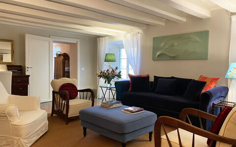 Il Mezzanino: Sala, Habitación, Mueble, Diseño De Interiores, Propiedad, Edificio, Techo, Suelo, Mesa, Pared