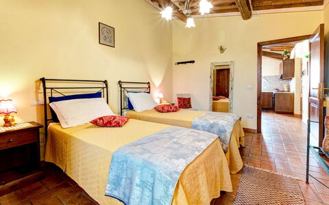 Casale Valdichiana: Habitación, Cama, Habitación, Mueble, Propiedad, Sábana, Edificio, Diseño De Interiores, Marco De La Cama, Casa