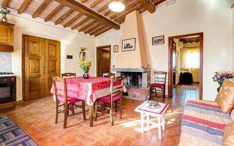 Casale Valdichiana: Propiedad, Habitación, Edificio, Mueble, Bienes Raíces, Casa, Diseño De Interiores, Techo, Villa, Suelo