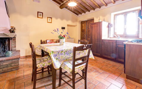 Casale Valdichiana: Propiedad, Habitación, Edificio, Mueble, Bienes Raíces, Diseño De Interiores, Suelo, Casa, Cocina, Comedor