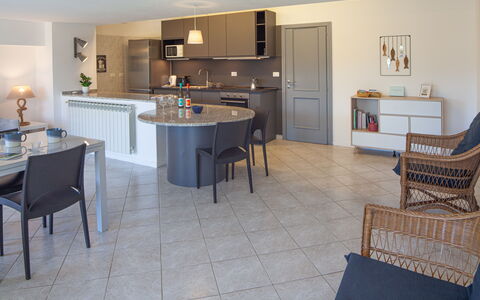 Il Giardino Sul Mare - Levanto: Mesa, Propiedad, Mueble, Mostrador, Gabinetes, Cocina, Madera, Encendiendo, Diseño De Interiores, Piso