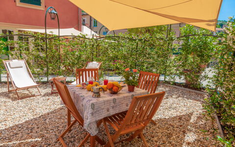 Portovecchio Apartments - Levanto: Propiedad, Bienes Raíces, Casa, Habitación, Mueble, Patio Interior, Edificio, Mesa, Casa, Patio