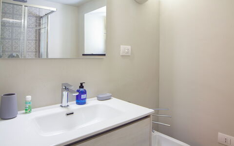 Portovecchio Apartments - Levanto: Arreglo De Tubería, Lavabo Del Baño, Baño, Diseño De Interiores, Piso, Suelo, Lavabo, Mueble De Baño, Grifo, Espejo