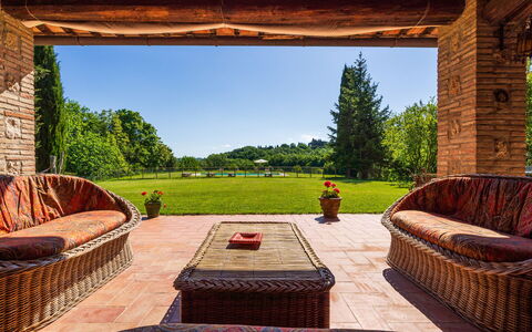 Podere a Lafi: Cielo, Planta, Propiedad, Naturaleza, Verde, Edificio, Madera, Hierba, Diseño De Interiores, Sombra