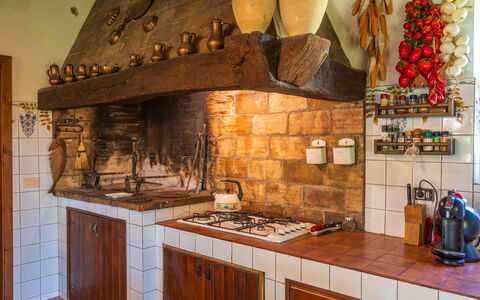 Podere a Lafi: Propiedad, Gabinetes, Mostrador, Madera, Diseño De Interiores, Arquitectura, Cocina, Edificio, Casa, Estufa De Cocina