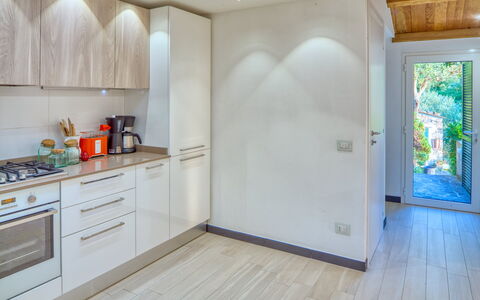 Il Frantoio Del Mesco - Levanto: Madera, Habitación, Suelo, Piso, Diseño De Interiores, Vaso, Cocina, Techo, Pared, Electrodoméstico